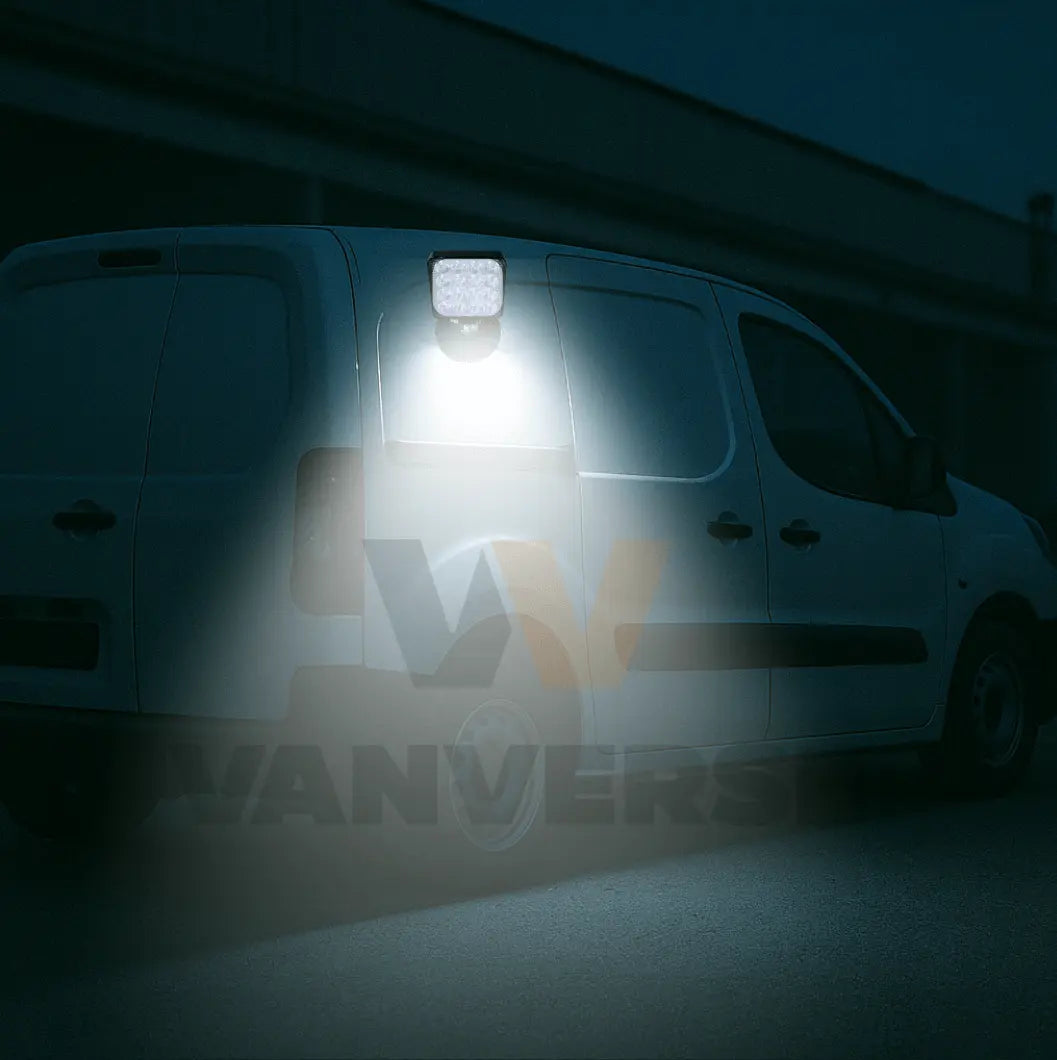 Foco LED cuadrado magnético sobre la puerta de una furgoneta