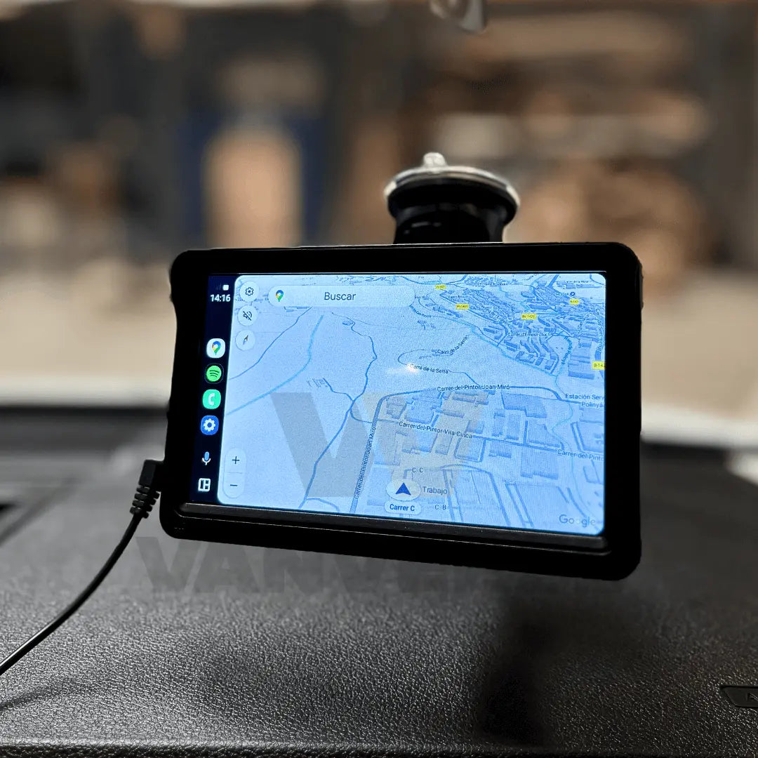 Detalle de la pantalla multimedia Carplay y Android Auto instalada en el interior del vehículo