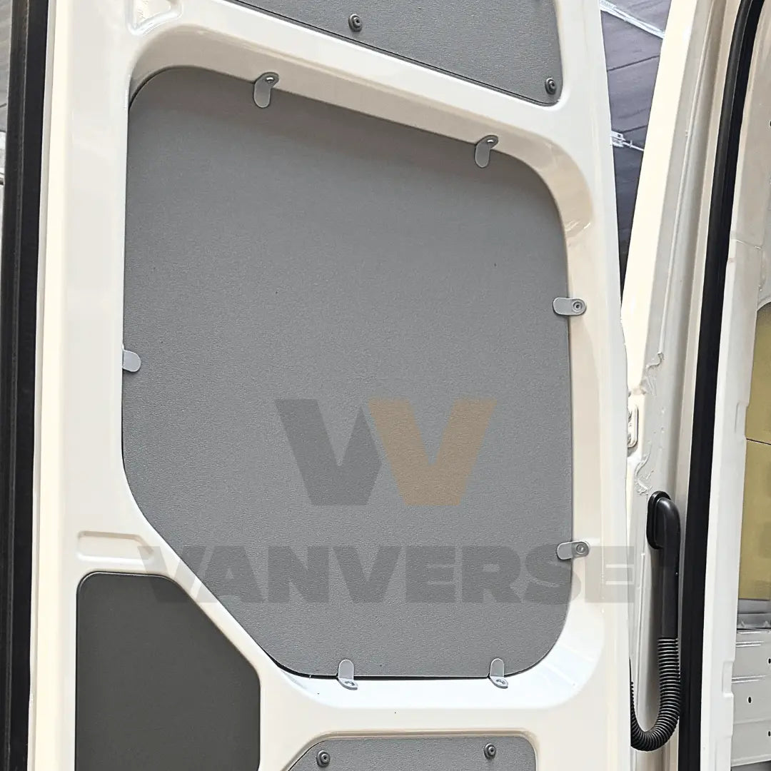 Detalle del panel interior de polipropileno en puerta trasera de furgoneta grande.