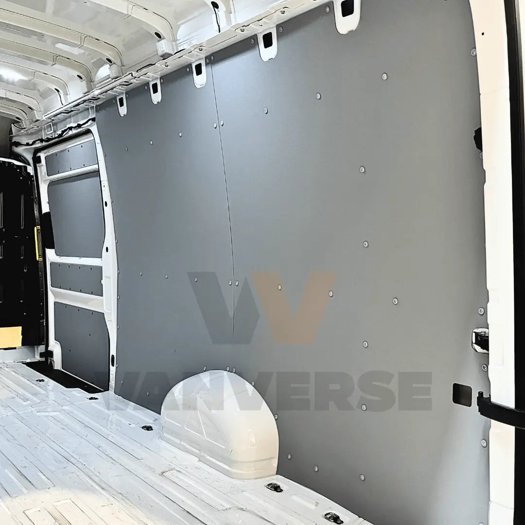 Panel lateral de polipropileno montado en el interior de una furgoneta grande profesional.
