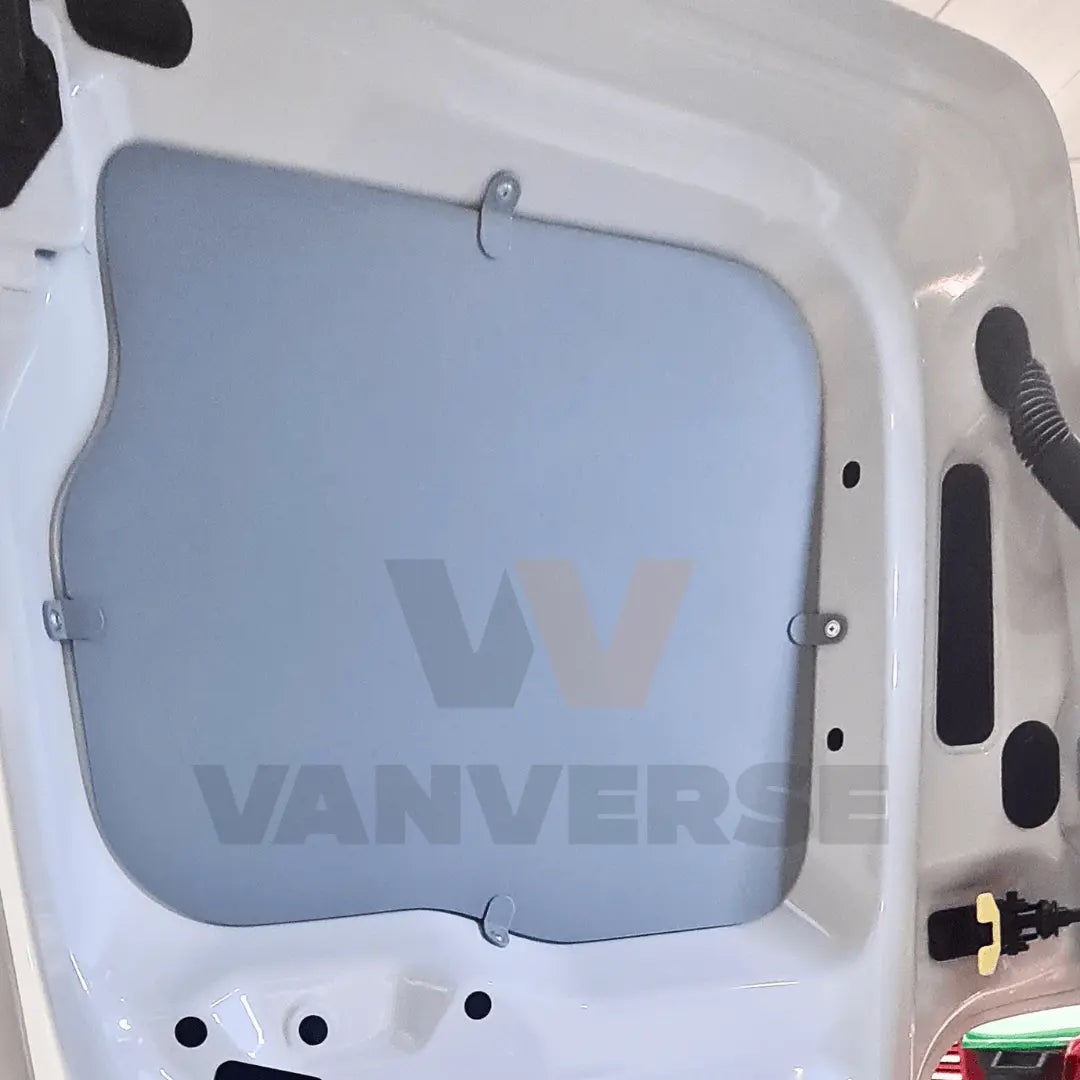 Panel de polipropileno montado en las puertas interiores de una furgoneta mediana de carga.