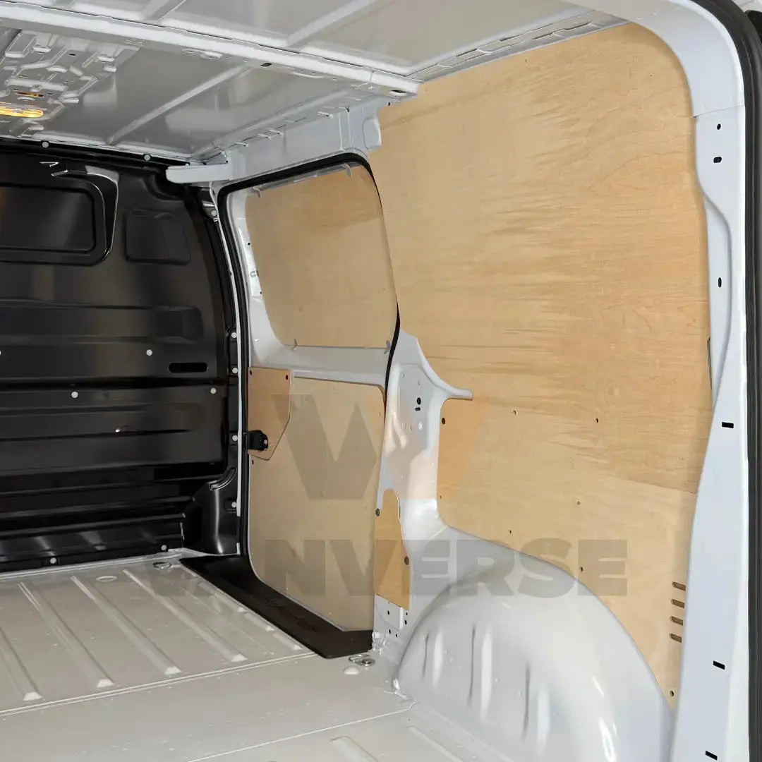 Revestimiento lateral interior de contrachapado para furgoneta mediana, diseñado para proteger la carrocería de golpes y desgaste.