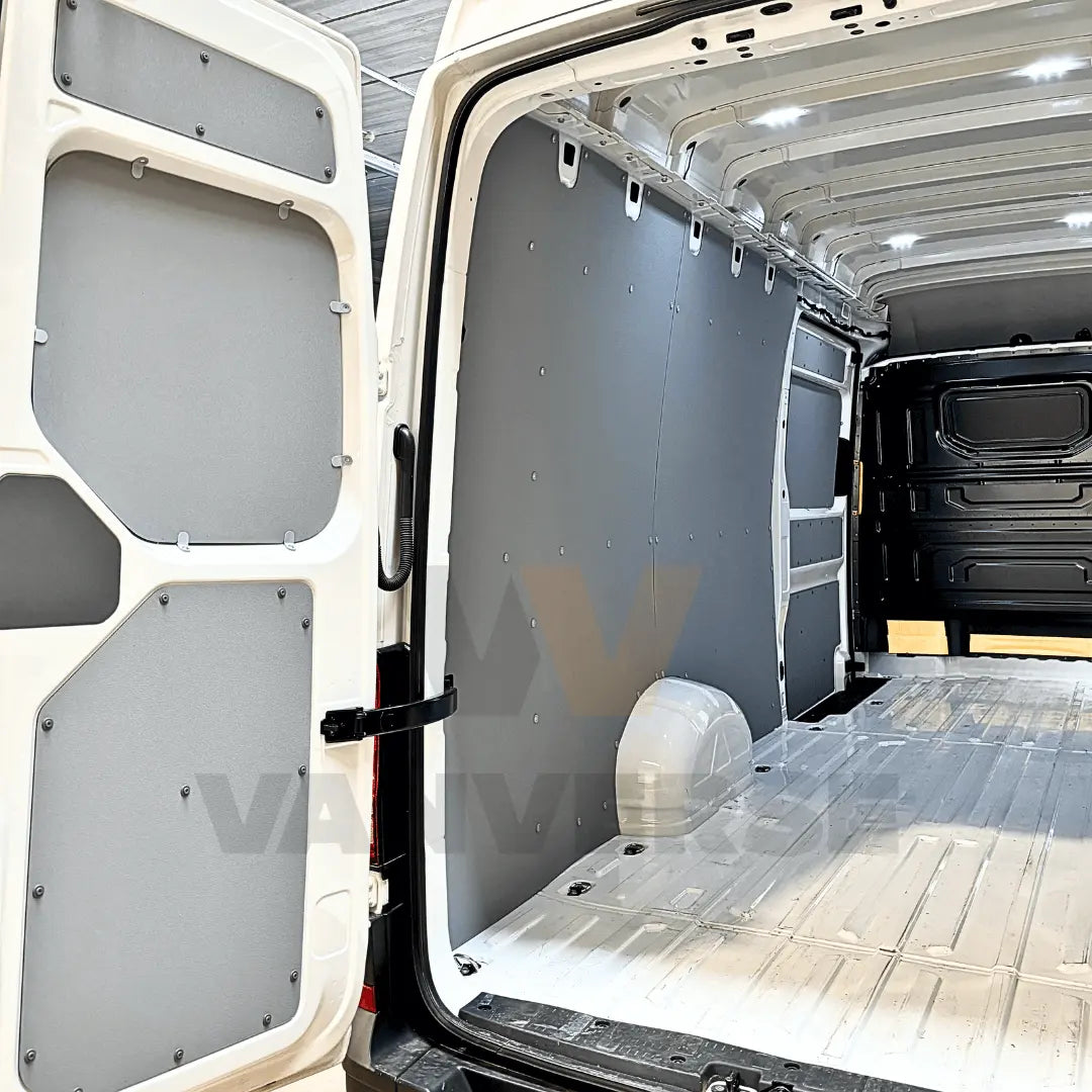 Revestimiento lateral interior de polipropileno para furgoneta grande, diseñado para proteger la carrocería de golpes y desgaste.