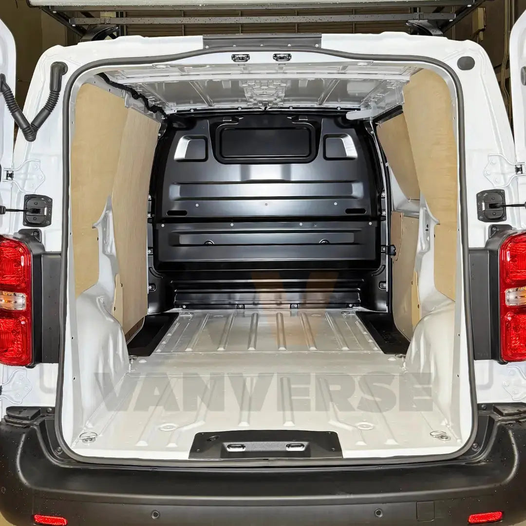 Revestimiento interior lateral de contrachapado estándar instalado en furgoneta comercial mediana.