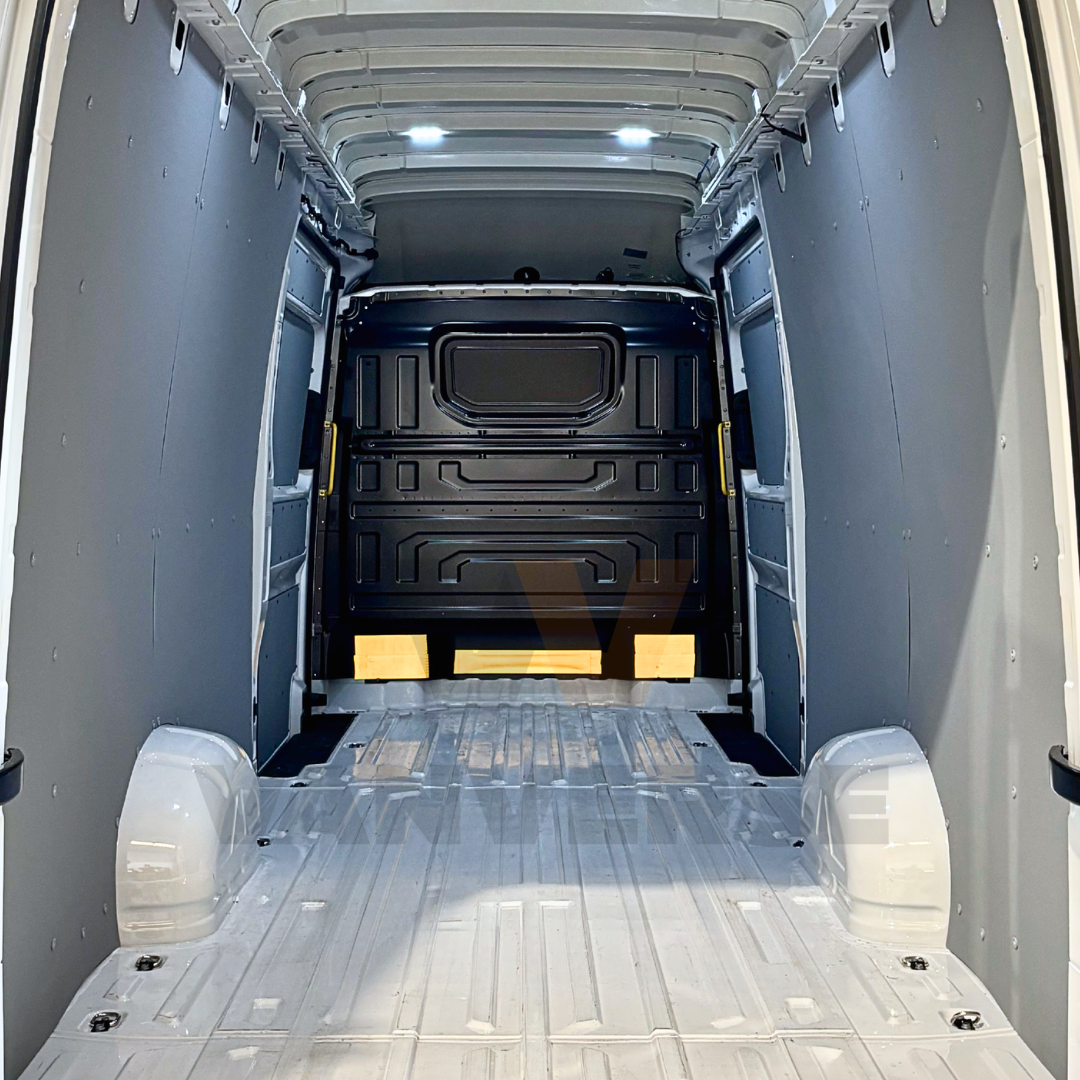 Revestimiento interior lateral de contrachapado premium gris instalado en furgoneta comercial grande.