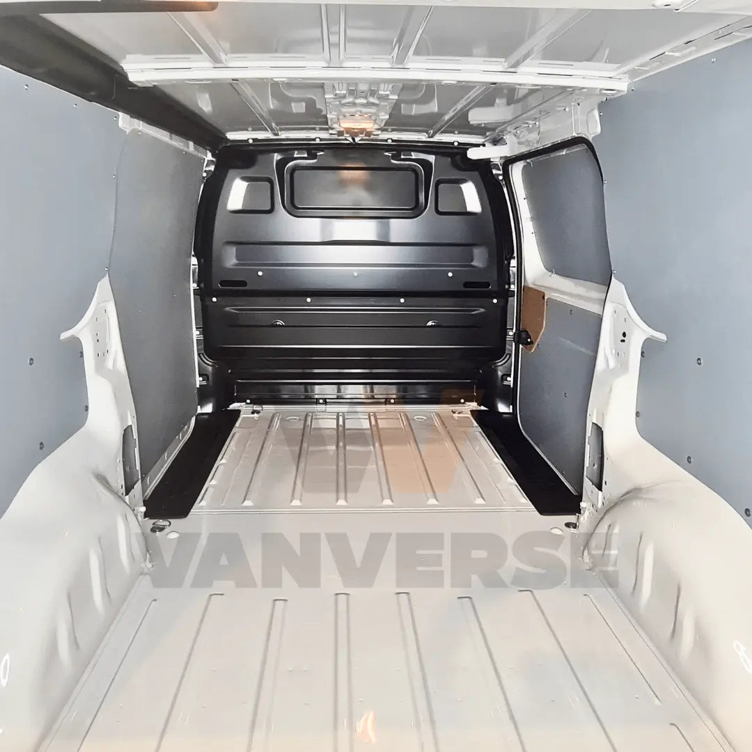 Revestimiento interior lateral de polipropileno gris colocado en furgoneta mediana.