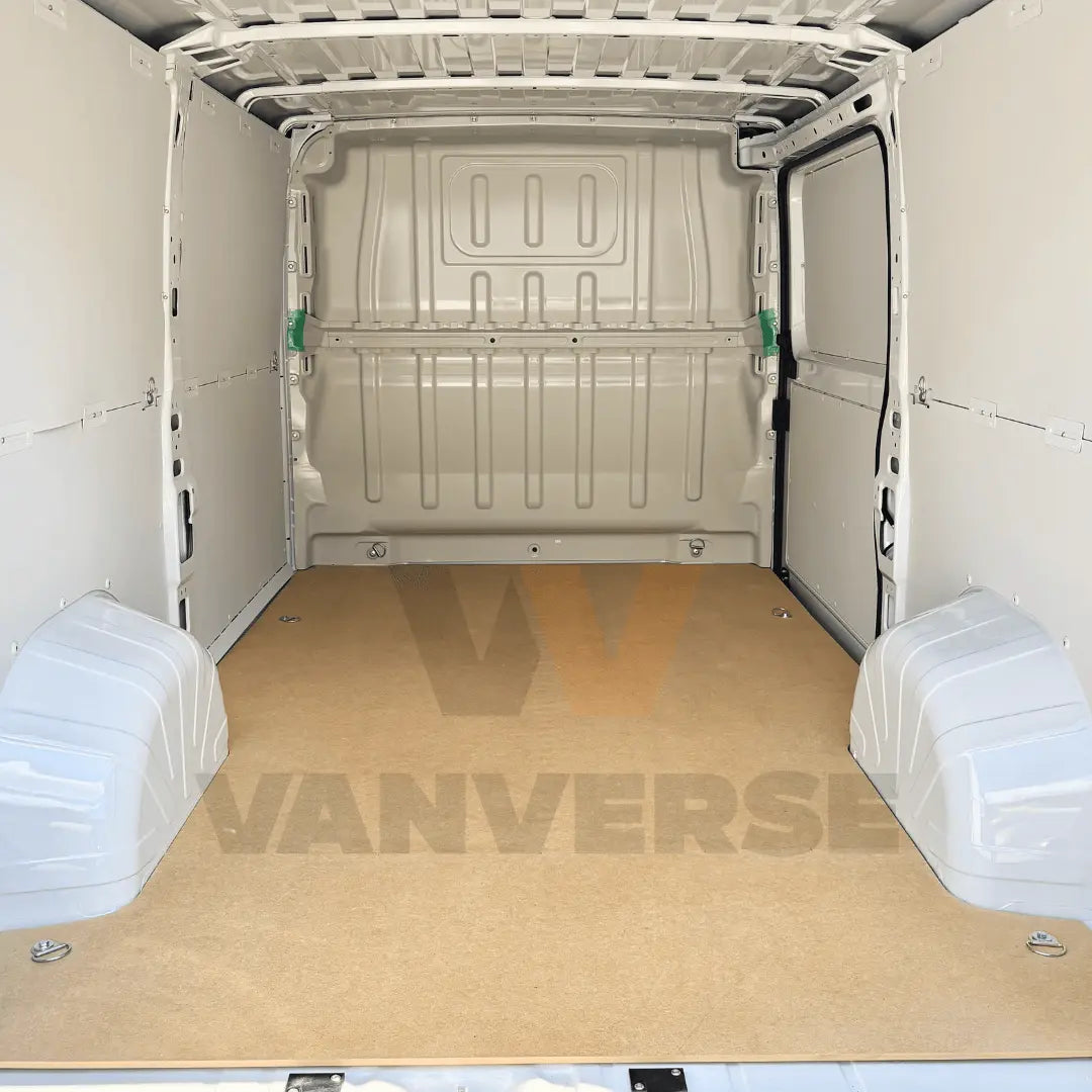 Suelo de madera DM instalado en la zona de carga de una furgoneta grande