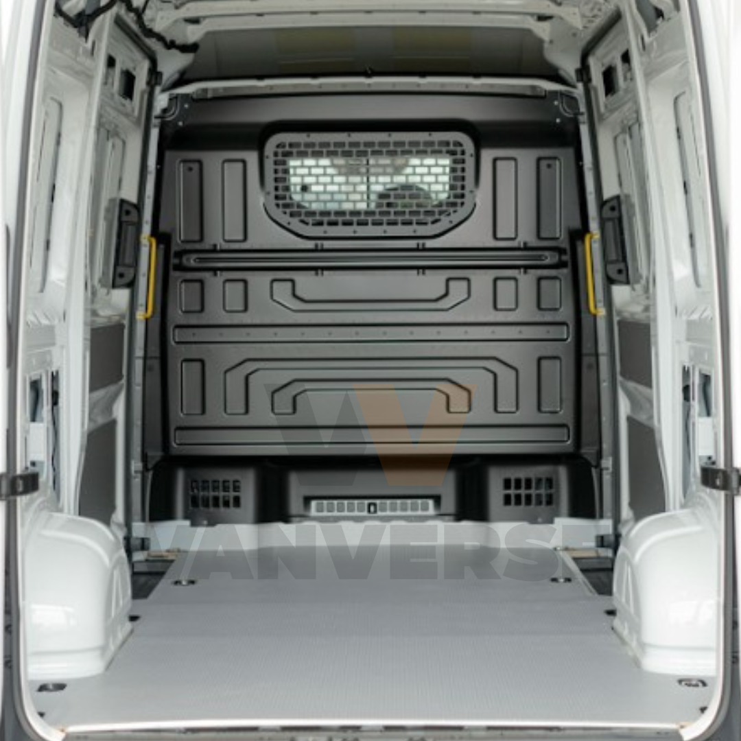 Suelo fenólico gris diseñado para uso intensivo en furgoneta grande.