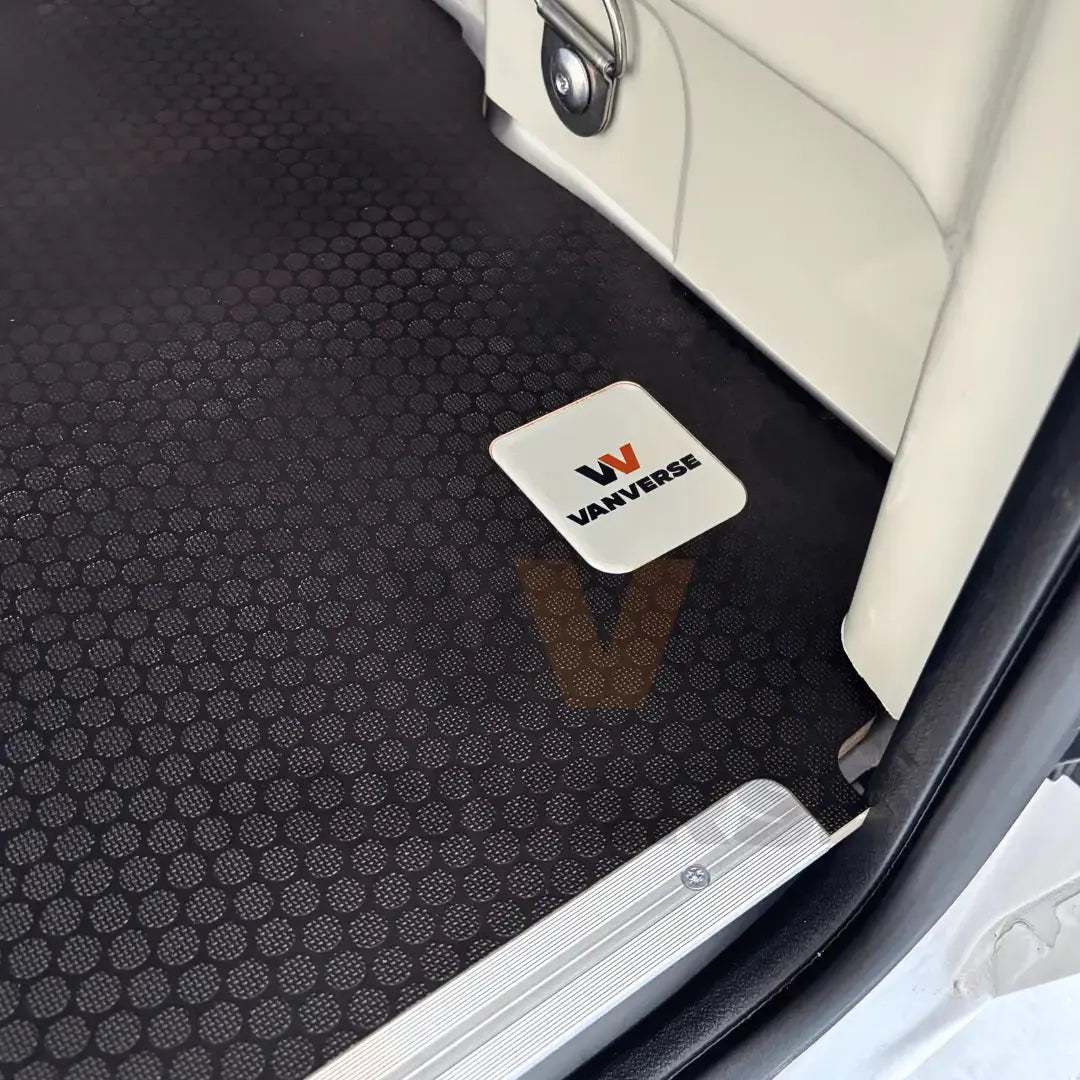 Suelo fenólico marrón con superficie texturizada y antideslizante para mejorar la seguridad durante el transporte