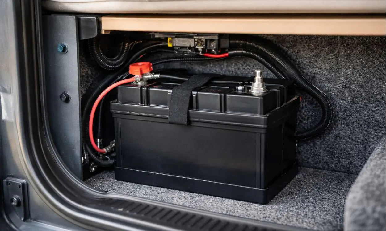 vista detalle batería auxiliar instalada en furgoneta camper
