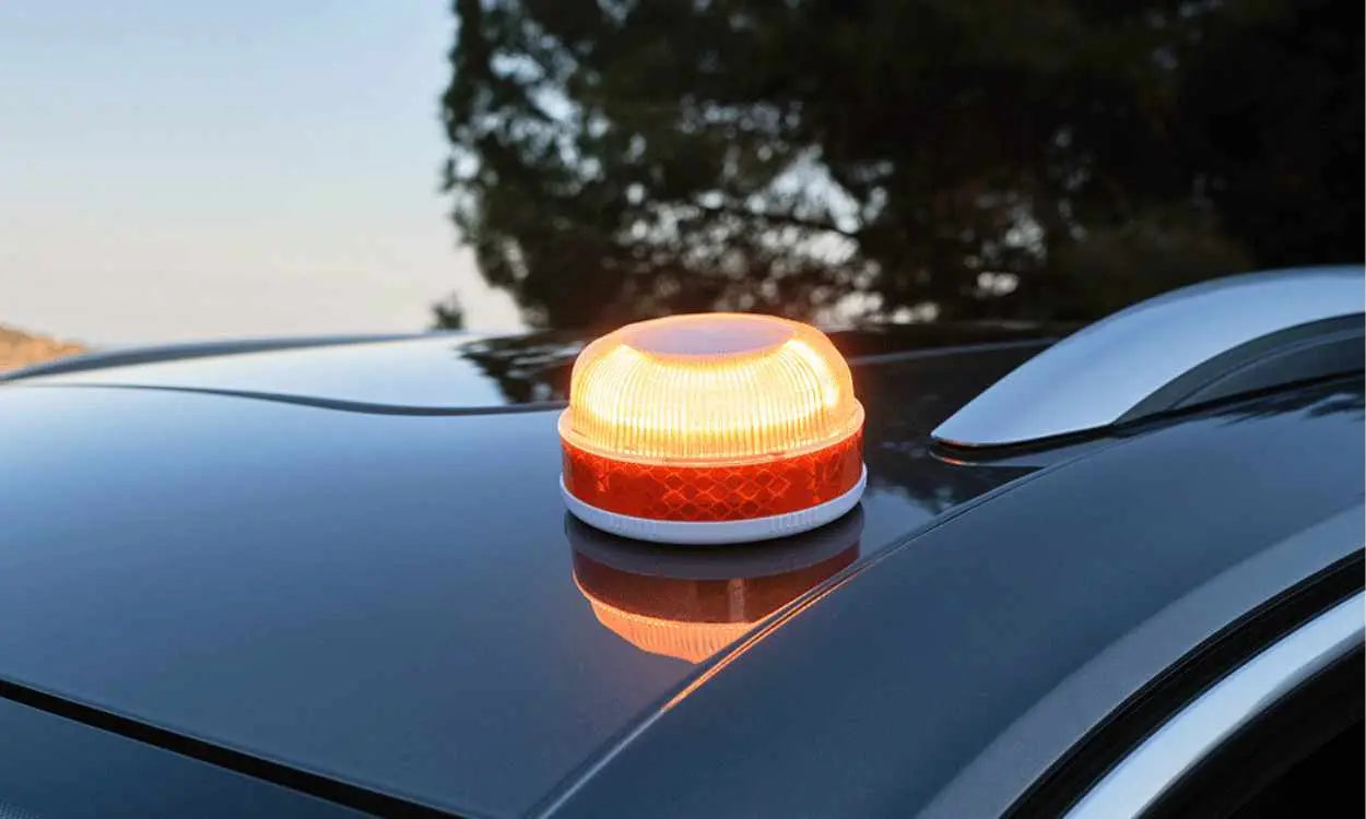 Baliza V16 colocada en el techo del vehículo
