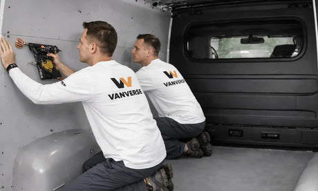 Técnicos instalando un panelado lateral en el interior de una furgoneta