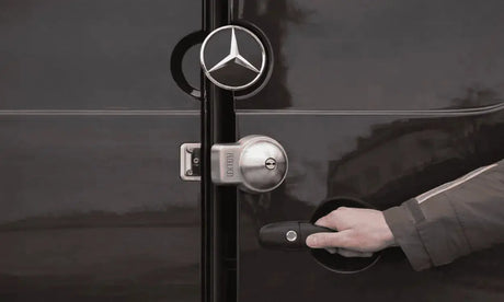 Candando antirrobo instalado en la puerta trasera de una furgoneta