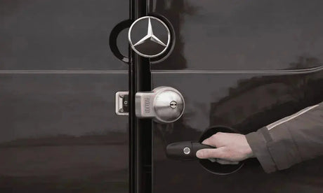 Candando antirrobo instalado en la puerta trasera de una furgoneta