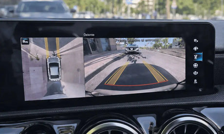 Vehículo con cámara de visión trasera instalada 