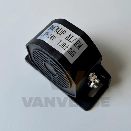 Detalle del avisador acústico de marcha atrás con especificaciones técnicas de voltaje y nivel sonoro