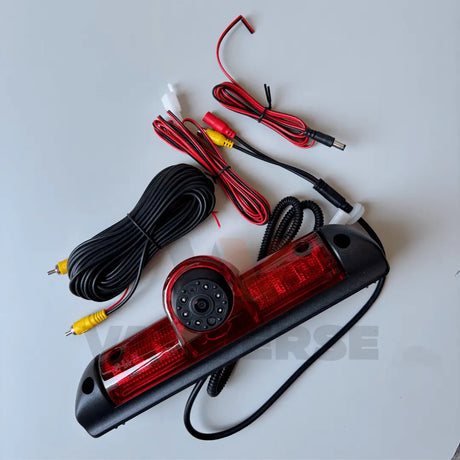 Foto de todos los elementos que contiene la cámara integrada en la luz de freno para furgonetas 