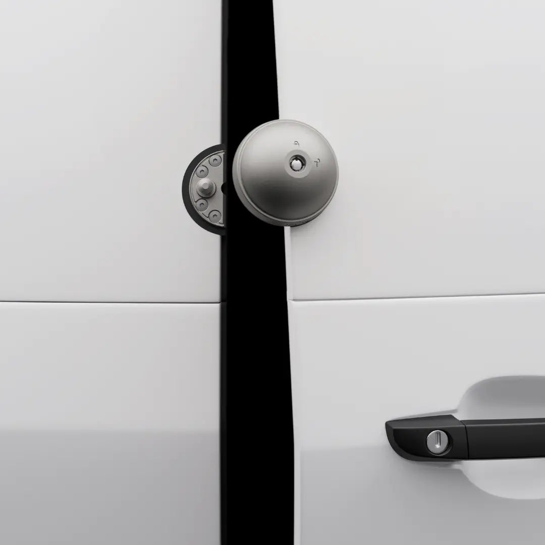 Detalle del cierre de seguridad Meroni UFO 2 en puerta trasera de la furgoneta