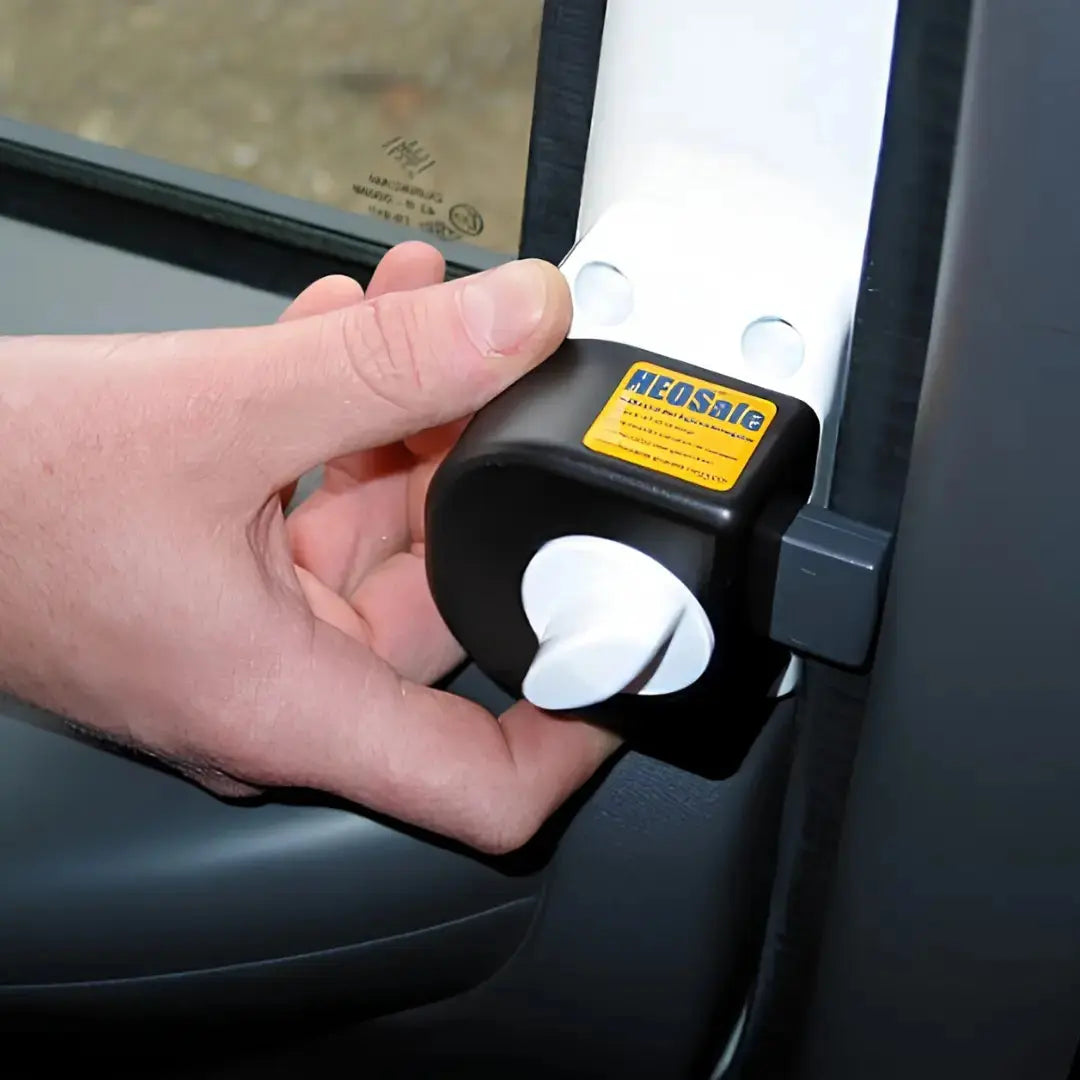 Cierre de cabina HEOSafe giratorio instalado en Ford Transit