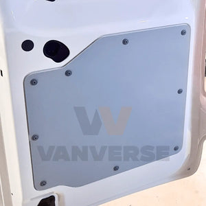 Detalle del sistema de fijación y acabado del panel de polipropileno en puertas traseras de furgoneta mediana.