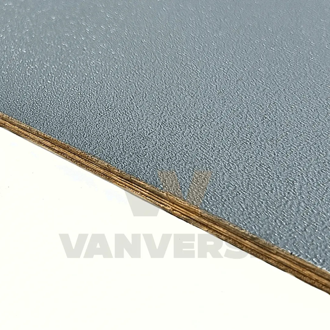 Detalle del panel interior contrachapado gris para furgoneta.