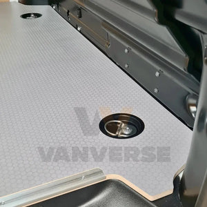 Detalle del suelo fenólico gris pensado para trabajo intensivo en furgoneta