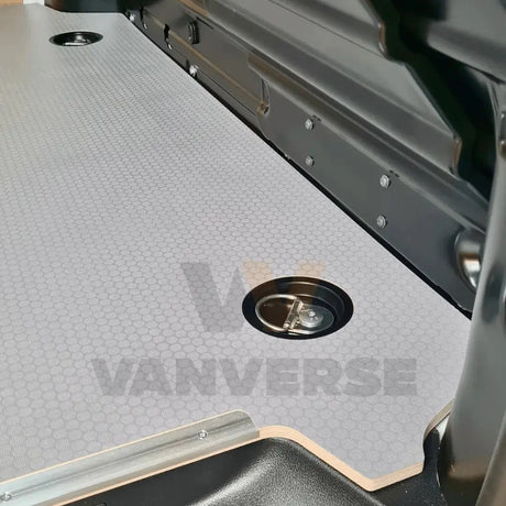 Detalle del suelo fenólico gris pensado para trabajo intensivo en furgoneta