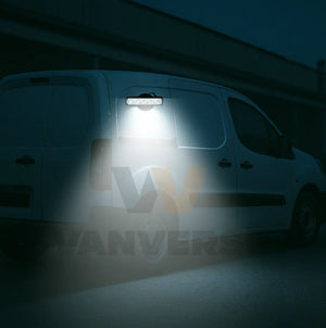 Foco LED alargado magnético sobre la puerta de una furgoneta