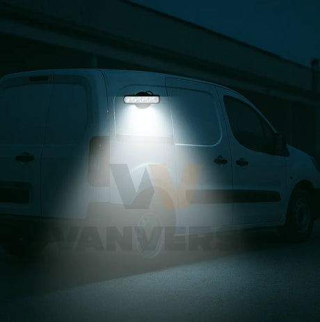 Foco LED alargado magnético sobre la puerta de una furgoneta