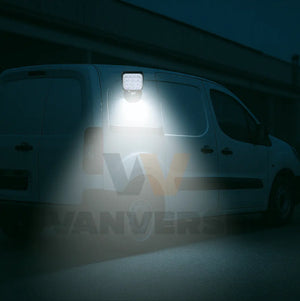 Foco LED cuadrado magnético sobre la puerta de una furgoneta