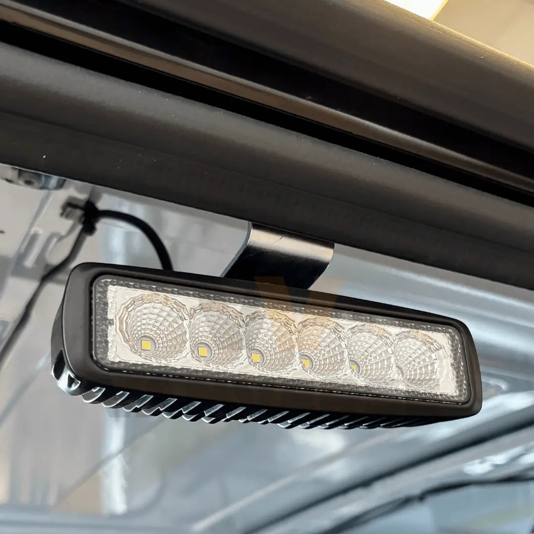 Foco LED montado directamente en el chasis