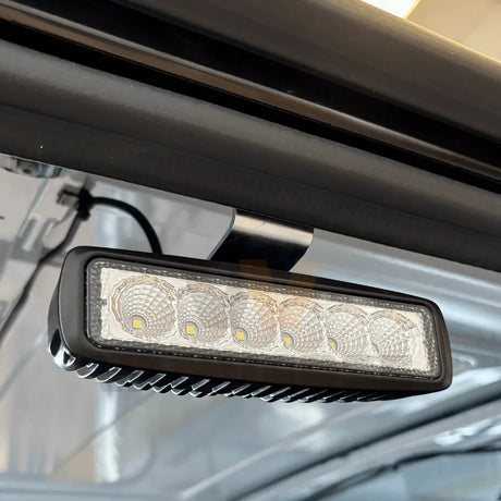 Foco LED montado directamente en el chasis