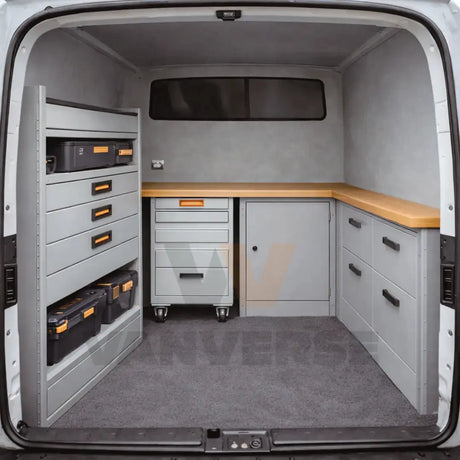 Furgoneta equipada con mobiliario interior