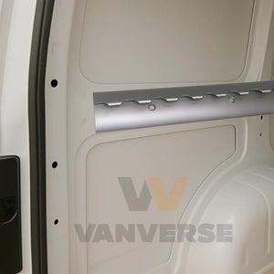 Guía de sujeción de carga instalada en el interior de una furgoneta