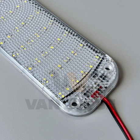 Plano detalle de la luz LED rectangular alargada para interior de furgoneta