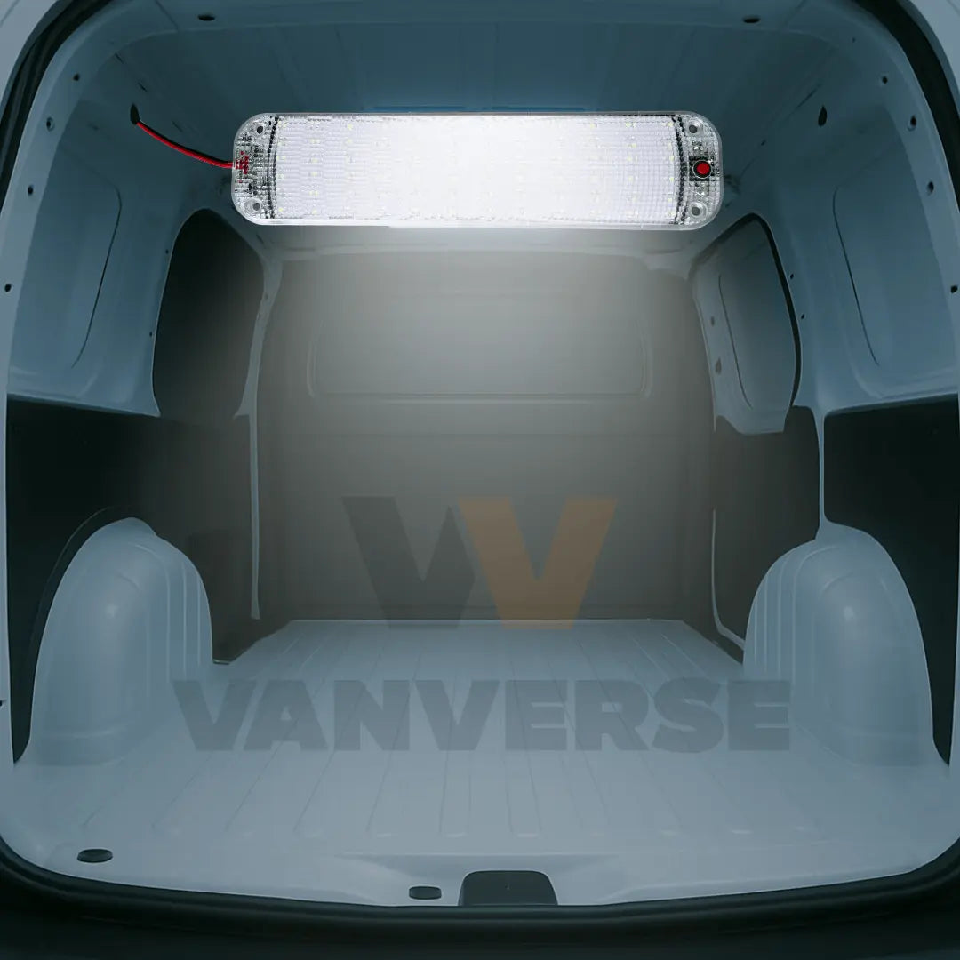 Luz LED rectangular alargada en el techo de una furgoneta
