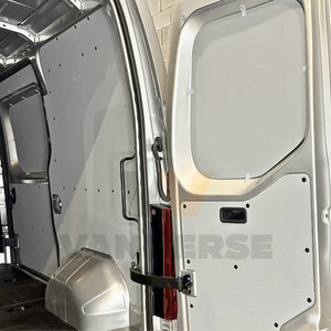 Panel de contrachapado premium gris montado en la puerta trasera y el lateral interior de una furgoneta grande de carga.