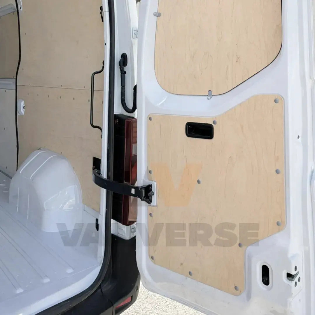 Detalle del panel interior de contrachapado estándar en puerta trasera de furgoneta grande.