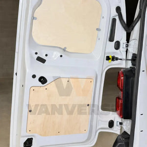 Detalle del panel interior de contrachapado estándar en puerta trasera de furgoneta mediana.