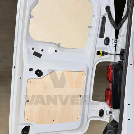 Detalle del panel interior de contrachapado estándar en puerta trasera de furgoneta mediana.