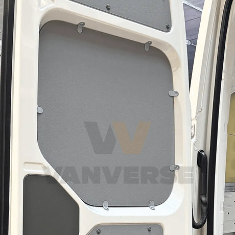 Detalle del panel interior de polipropileno en puerta trasera de furgoneta grande.