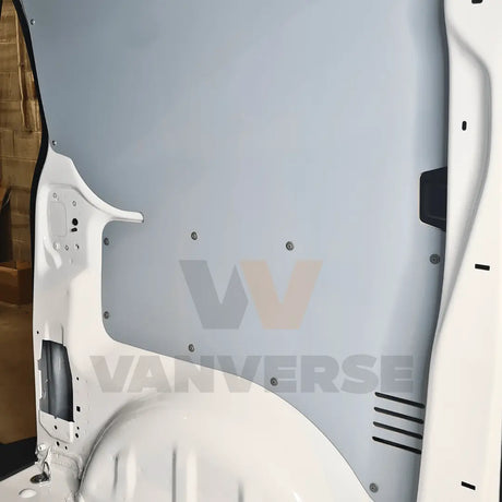 Detalle del panel interior de polipropileno en puerta trasera de furgoneta mediana.