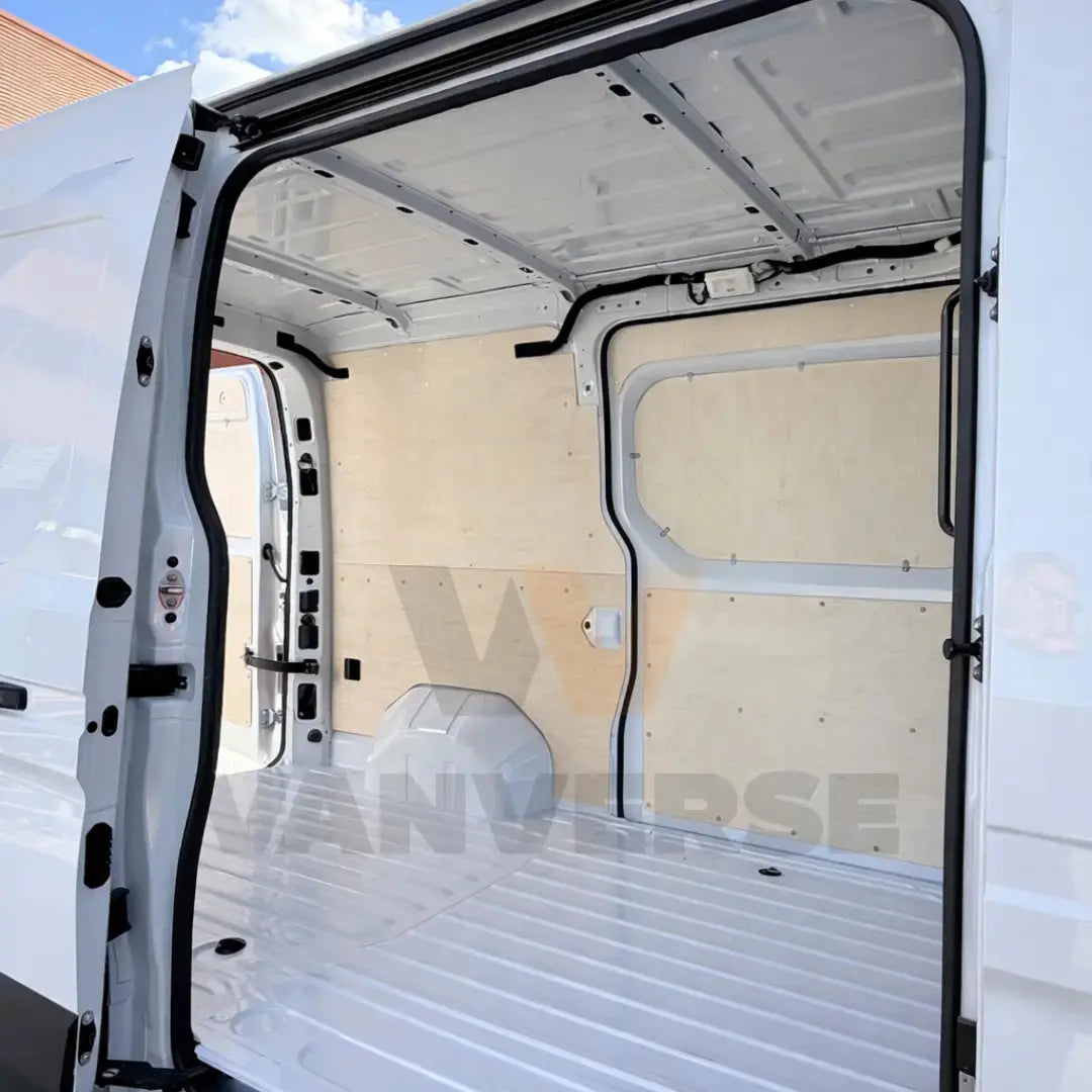 Panel lateral de contrachapado estándar montado en el interior de una furgoneta grande profesional.