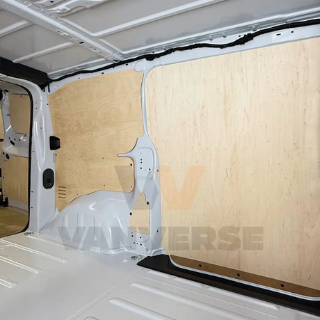 Panel lateral de contrachapado estándar montado en el interior de una furgoneta mediana.