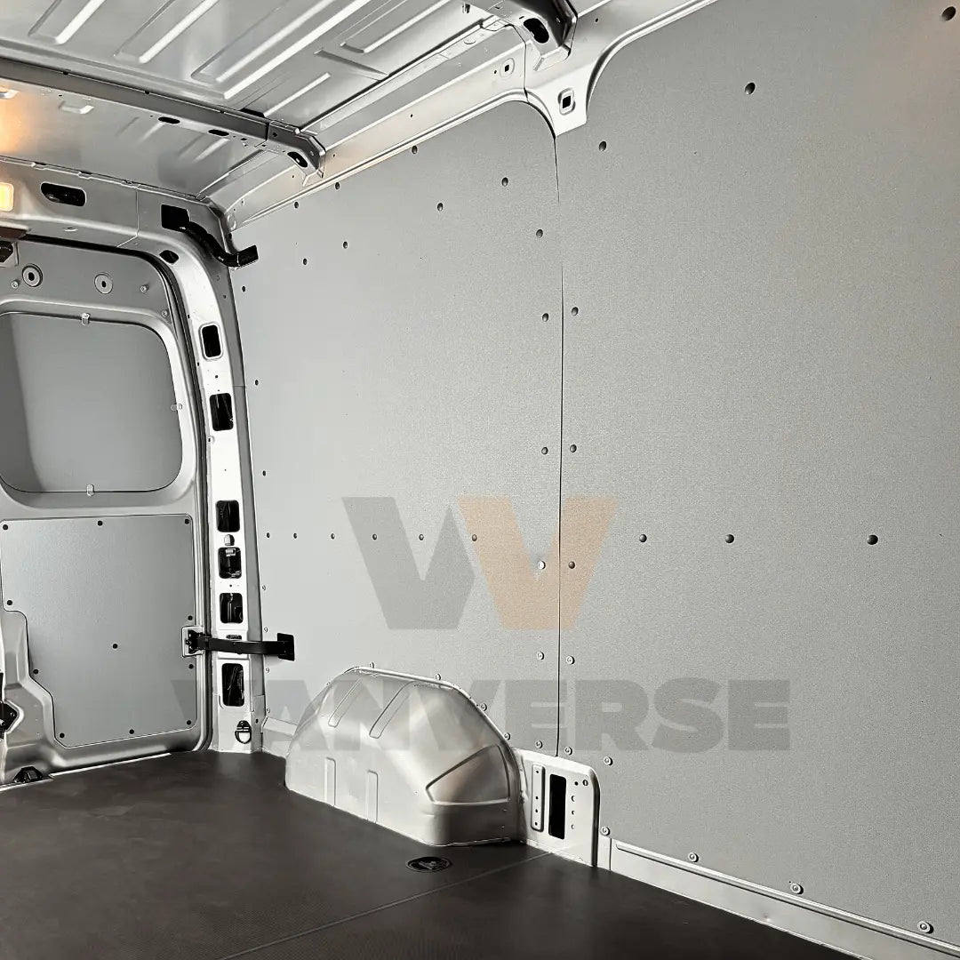 Panel lateral de contrachapado premium gris montado en el interior de una furgoneta grande profesional.