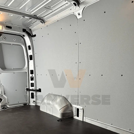 Panel lateral de contrachapado premium gris montado en el interior de una furgoneta grande profesional.