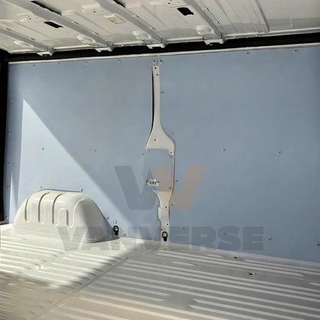Panel lateral de contrachapado premium gris montado en el interior de una furgoneta mediana profesional.

