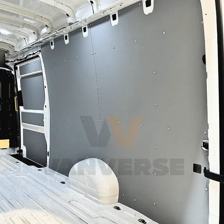 Panel lateral de polipropileno montado en el interior de una furgoneta grande profesional.