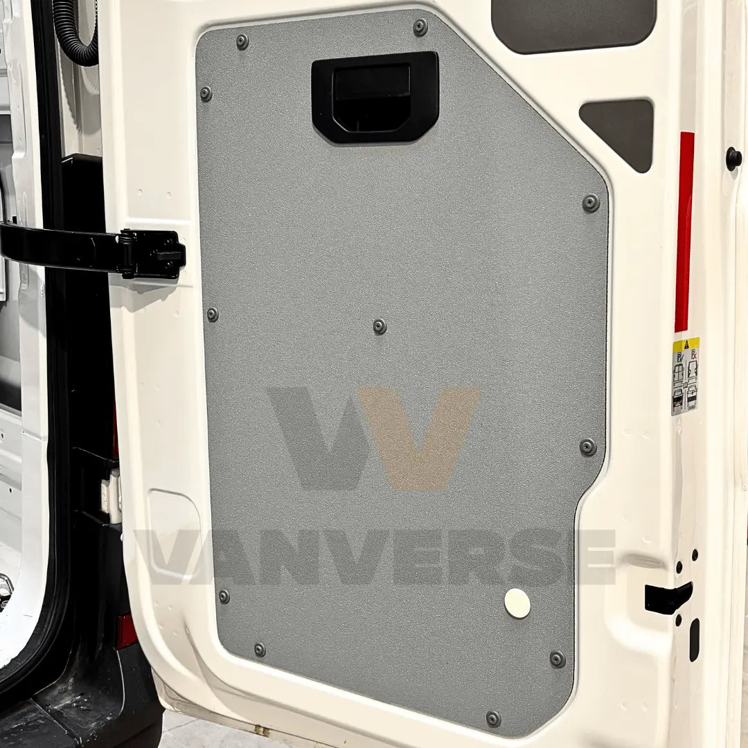 Panel de polipropileno montado en las puertas interiores de una furgoneta grande de carga.