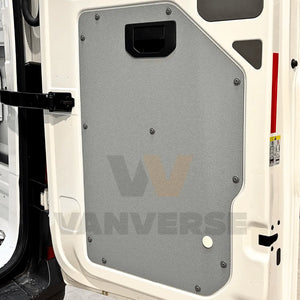 Panel de polipropileno montado en las puertas interiores de una furgoneta grande de carga.